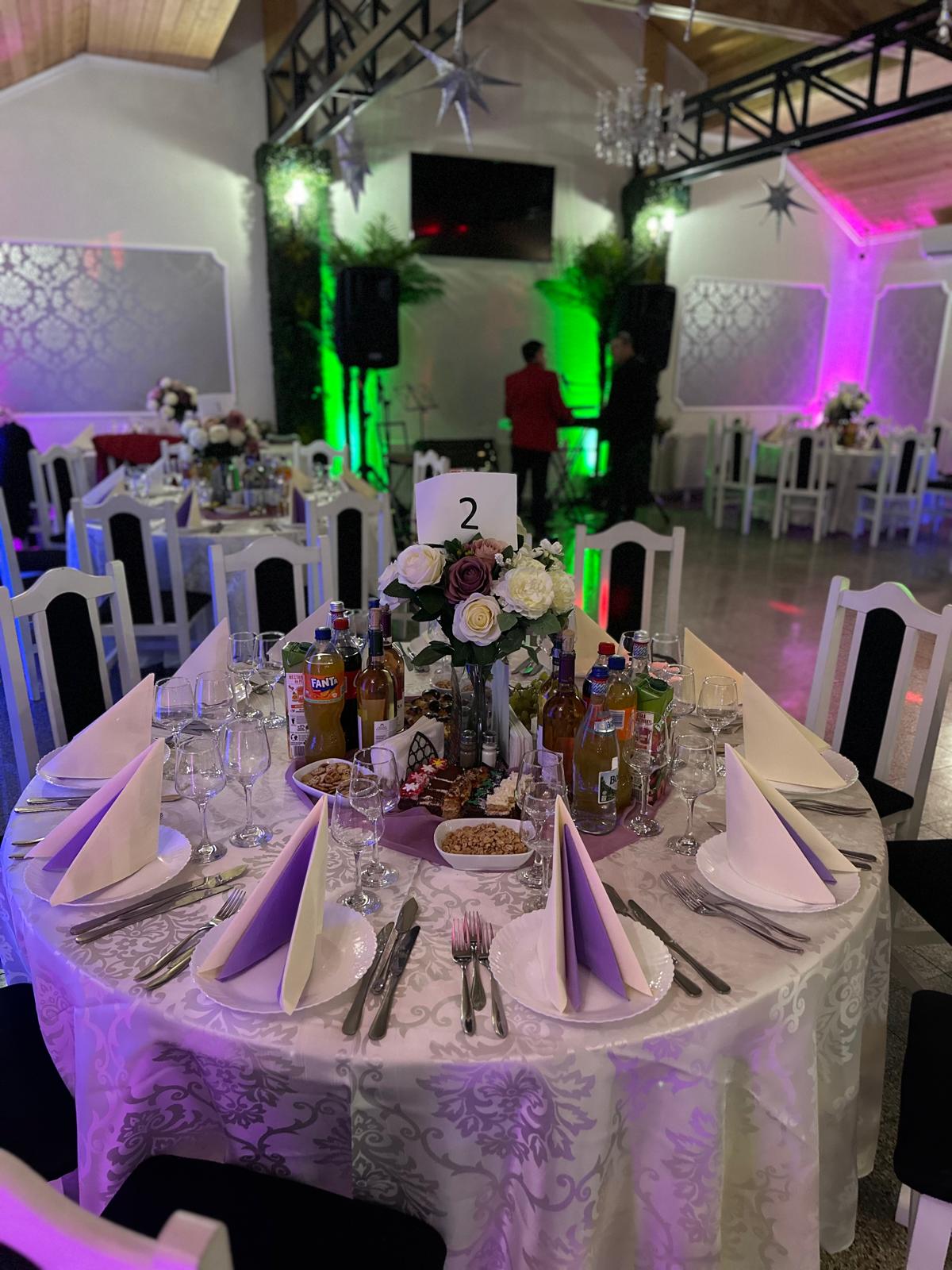 Masă pregătită pentru un eveniment la Nero's